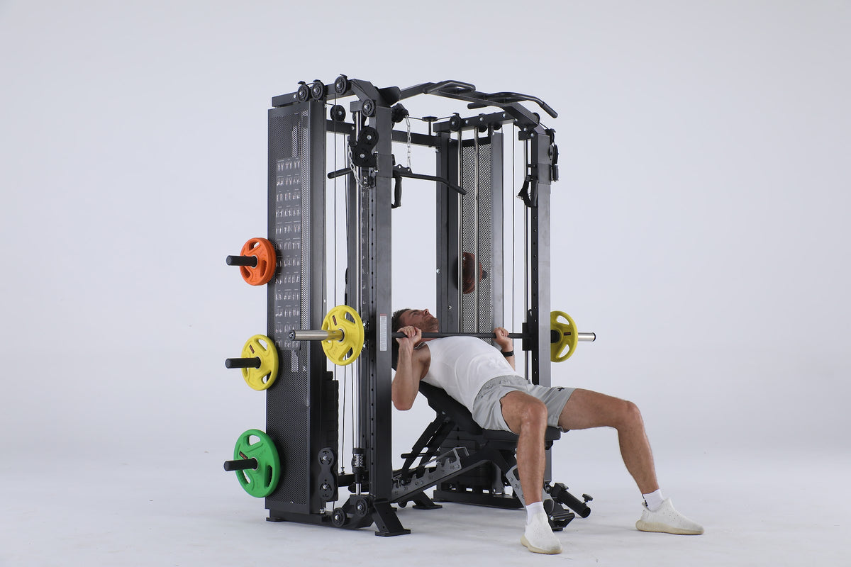 Bankdrukken in het PH Fitness Apex Pro Rack met Smith machine en kabelstations